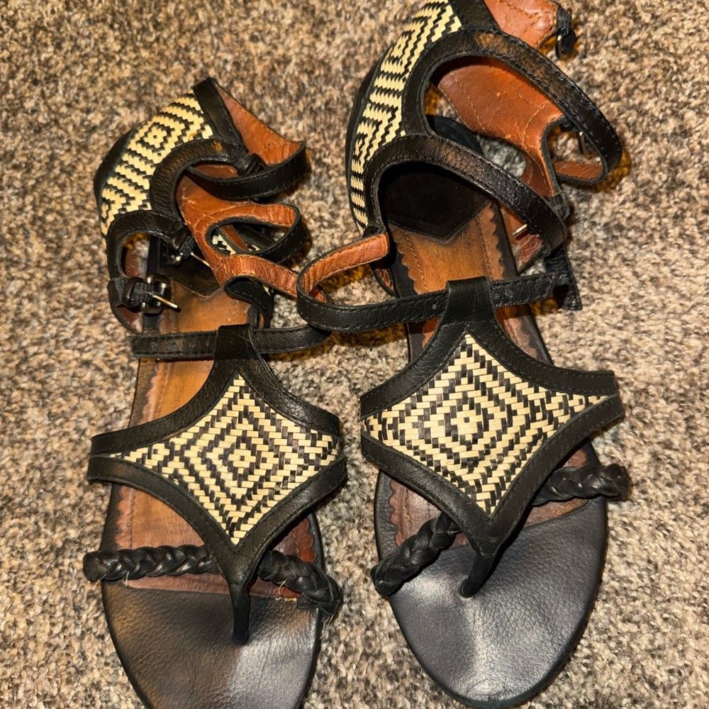Lucky Brand Black and Tan Patterned Sandals
